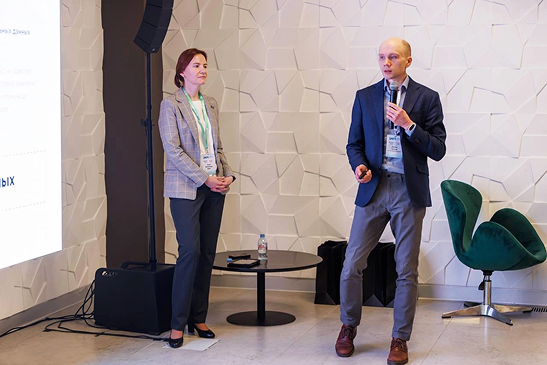 Денис Белов и Анна Зеленкова во время презентации проекта для ГРК «Быстринское»